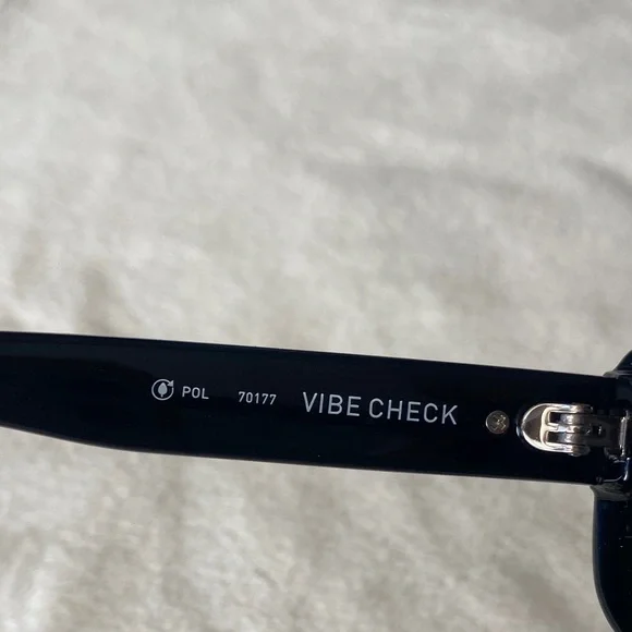 Quay Black Polarized Sunglasses - Picture 5 of 5